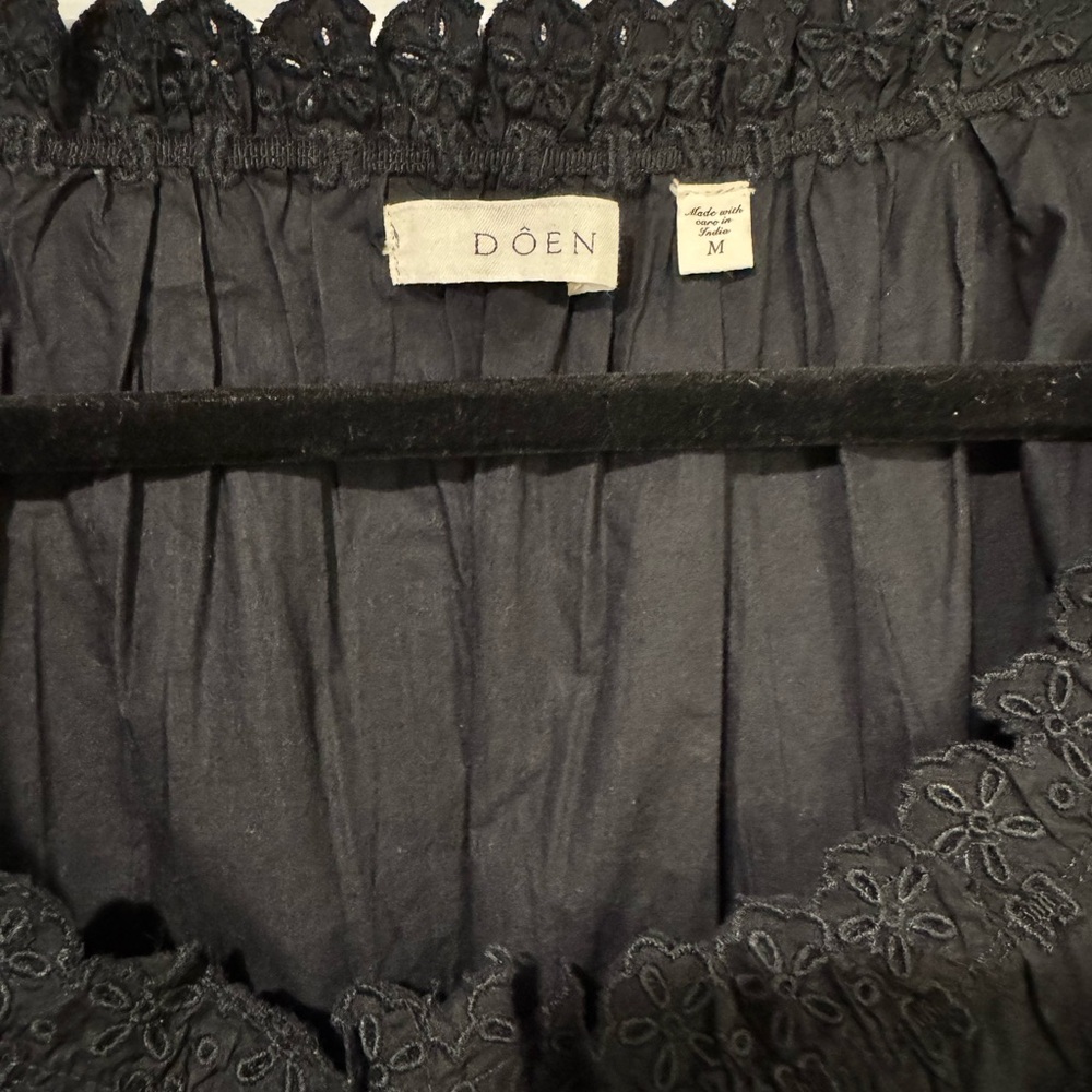 Doen Black Eyelet Lace Trim Sleeveless Blouse - Picture 3 of 4